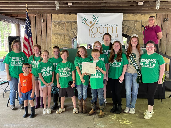 The Haer Bears 4-H club from Mason County poses for a group photo.